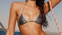 I bikini metallici per l'estate 2026