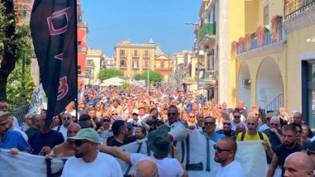 A Pozzuoli migliaia di persone al corteo per il terremoto 4.7