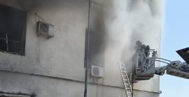 Nuovo incendio al palazzo di via Costantinopoli alle Mosche dopo un anno dal rogo