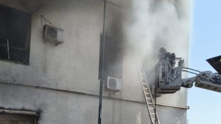 Nuovo incendio al palazzo di via Costantinopoli alle Mosche dopo un anno dal rogo