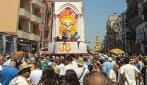 Corteo con migliaia di persone alla Festa della Madonna della Neve di Ponticelli