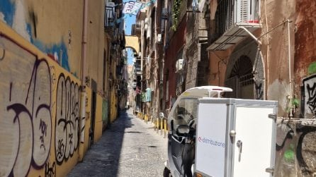 Tricicli elettrici ai tecnici di Enel che lavorano a Napoli: così passano nei vicoli