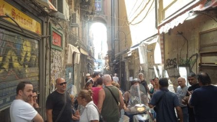 La serrata delle botteghe a San Gregorio Armeno: "No ai negozi di calamite"