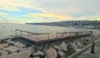 Sul Lungomare di Napoli arrivano le pedane solarium: montate per l'America's Cup