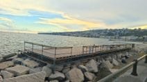 Sul Lungomare di Napoli arrivano le pedane solarium: montate per l'America's Cup