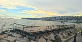 Sul Lungomare di Napoli arrivano le pedane solarium: montate per l'America's Cup