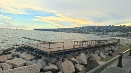 Sul Lungomare di Napoli arrivano le pedane solarium: montate per l'America's Cup
