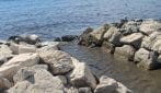 Chiazza marrone sul Lungomare di Napoli vicino al villaggio America's Cup