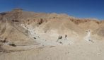 Le foto davanti alla tomba di Tutankhamon, nella Valle dei re in Egitto