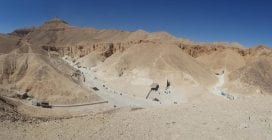 Le foto davanti alla tomba di Tutankhamon, nella Valle dei re in Egitto