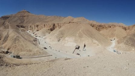 Le foto davanti alla tomba di Tutankhamon, nella Valle dei re in Egitto