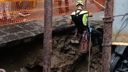 Voragine a Materdei, i vigili del fuoco si calano con le funi