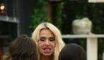 La caduta di Valeria Marini e Carmen Di Pietro al GF Vip: la botta sui denti e i soccorsi