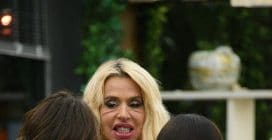 La caduta di Valeria Marini e Carmen Di Pietro al GF Vip: la botta sui denti e i soccorsi