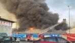 Grosso incendio a Napoli, a fuoco capannoni cinesi in via Brin