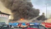 Grosso incendio a Napoli, a fuoco capannoni cinesi in via Brin