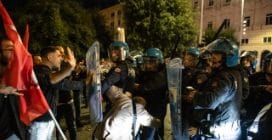 Scontri a Napoli al corteo di protesta contro il caro-vita