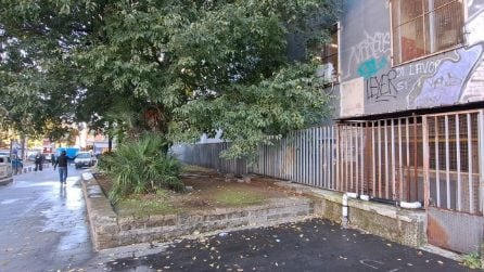 Ripulita piazza Cavour a Napoli, senza fissa dimora rifiutano le strutture di accoglienza