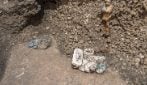 Le foto dell’armadio riemerso a Pompei dopo quasi 2.000 anni: gli oggetti e i ricordi di una vita