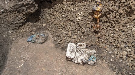 Le foto dell’armadio riemerso a Pompei dopo quasi 2.000 anni: gli oggetti e i ricordi di una vita