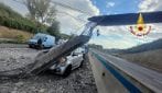 Incidente sull'A2, gru si schianta contro il ponte: crollano travi su auto