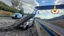Incidente sull'A2, gru si schianta contro il ponte: crollano travi su auto
