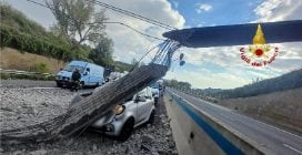 Incidente sull'A2, gru si schianta contro il ponte: crollano travi su auto