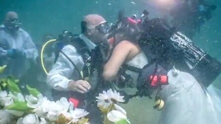 Coppia si sposa sott'acqua a largo della costa di Fort Lauderdale, in Florida