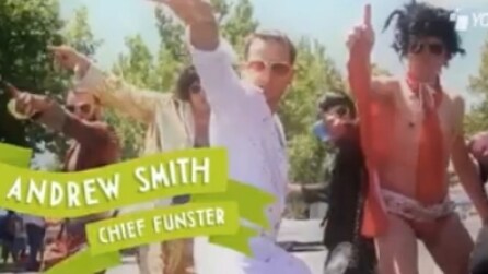 Pagato per divertirsi e girare il mondo: è il lavoro di Andrew Smith