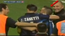 Inter-Lazio, tifoso nerazzurro in lacrime invade il campo per abbracciare Zanetti