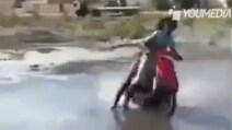 Pazzie in sella ad uno scooter: manovre pericolose sul bagnato