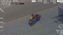 Pura follia, acrobazie a 200 km/h sulla motocicletta