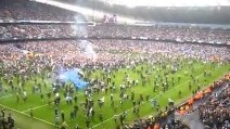 Manchester City è Campione d'Inghilterra, l'invasione di campo dei tifosi
