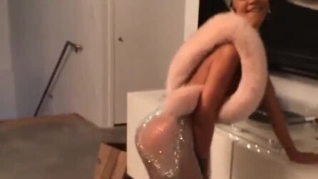 Rihanna "twerka" dopo l'Oscar della moda 2014