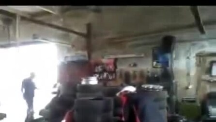 Divertente scherzo esplosione airbag sotto il sedere