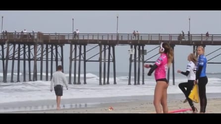 La surfista che si riscalda ballando il Twerk