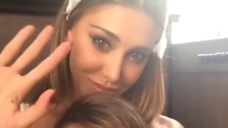 Belen posta un video con Santiago e volano insulti sul web