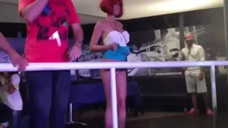 Sara Tommasi sempre peggio: sguardo assente tra gli insulti del pubblico