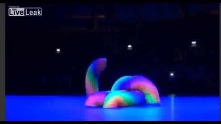 Uno spettacolo di "Human Slinky"