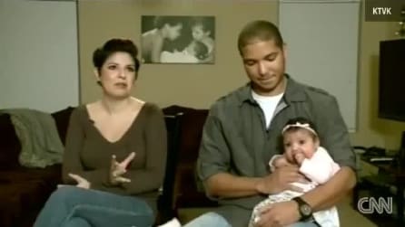 Navaeh stringe il dito del medico che la fa nascere