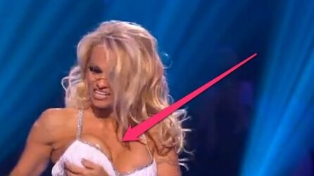 Il fuori di seno di Pamela Anderson a Dancing On Ice