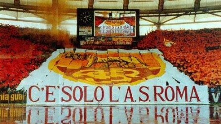La Curva Sud canta "Roma Roma Roma"