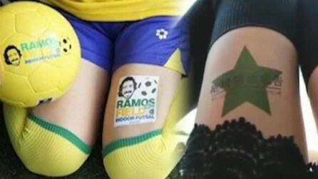 Ragazze giapponesi mettono in mostra le gambe per pubblicità