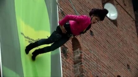 Sfilata acrobatica a Milano: modella cammina sulle mura del Castello Sforzesco