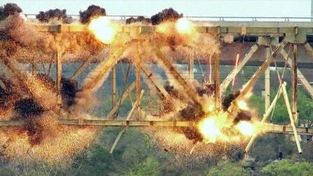 Spettacolare demolizione di un ponte