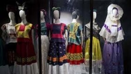 Una mostra racconta Frida Kahlo attraverso gli abiti