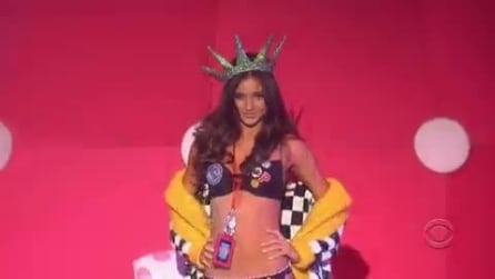 Miranda Kerr in passerella per Victoria's Secret