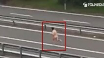 Si spoglia in strada e corre nudo tra le auto