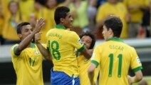 Paulinho segna il gol del 2-0 del Brasile sul Giappone