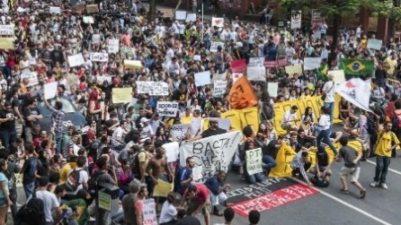 Fiume di persone per le strade brasiliane: la protesta arriva a Belo Horizonte